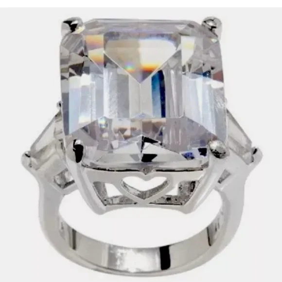 Kenneth Jay Lane Emerald Simulated Diamond Ravishing Beauty Ring Size 6 - Picture 1 of 7